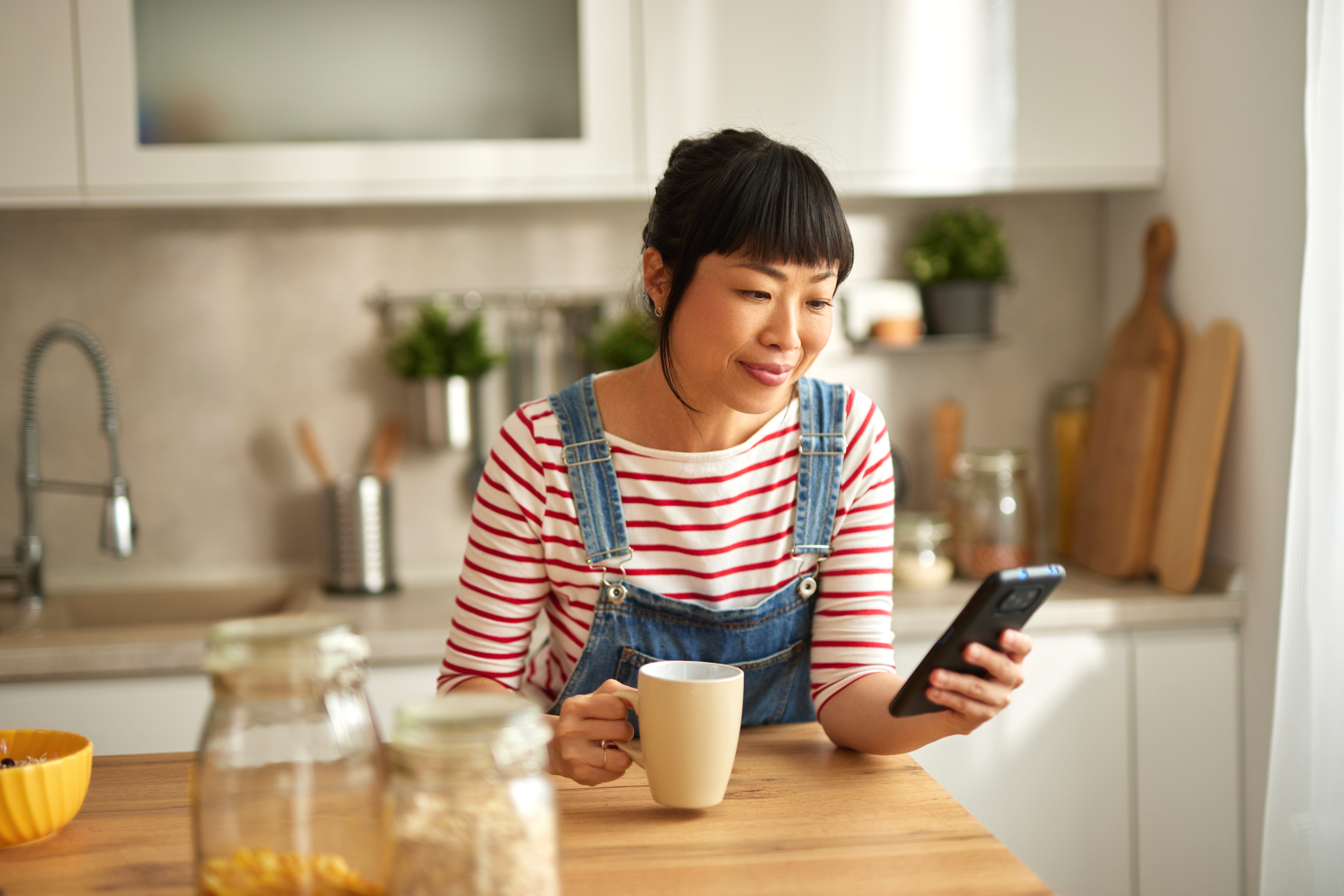 Woman contacting fexco property services on her smartphone.